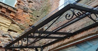 Угловые козырьки для частных домов и входов в Чите - НавесыЧта от 1791 рублей